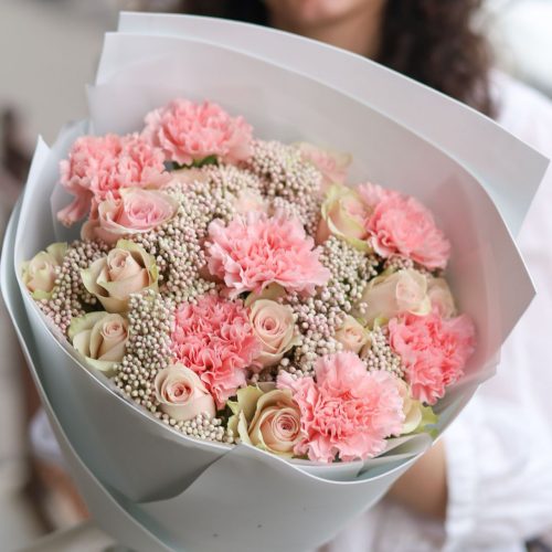 Чудесный букет роз и диантусов