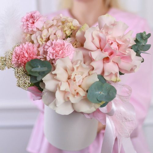 Кружевная композиция с французскими розами