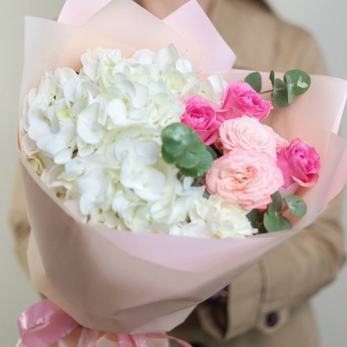 Букет с белоснежной гортензией