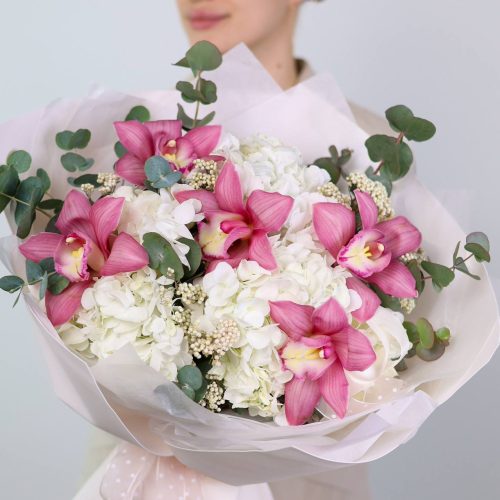 Объёмный букет со стойкими орхидеями