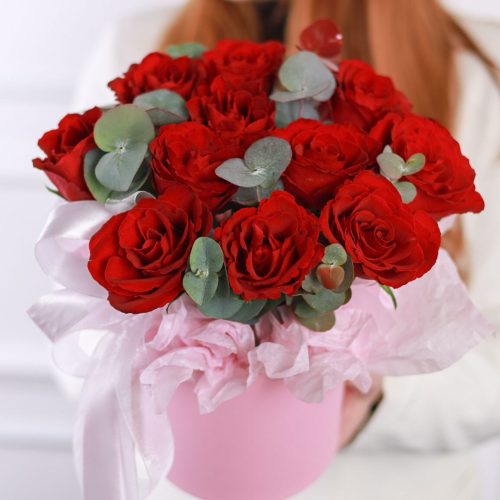 Восхитительная композиция роз и эвкалипта