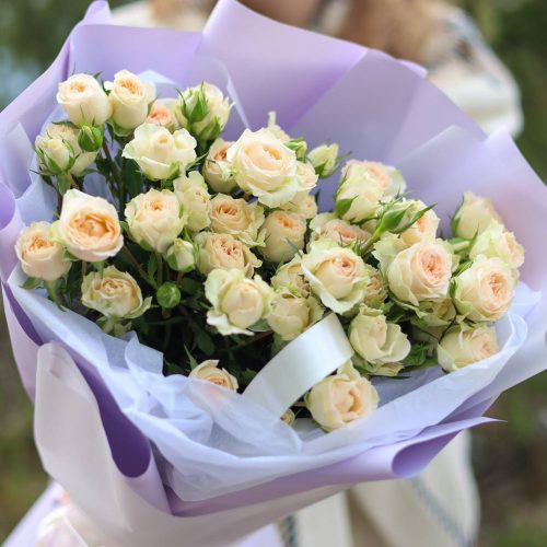 Прекрасный букет кустовых роз