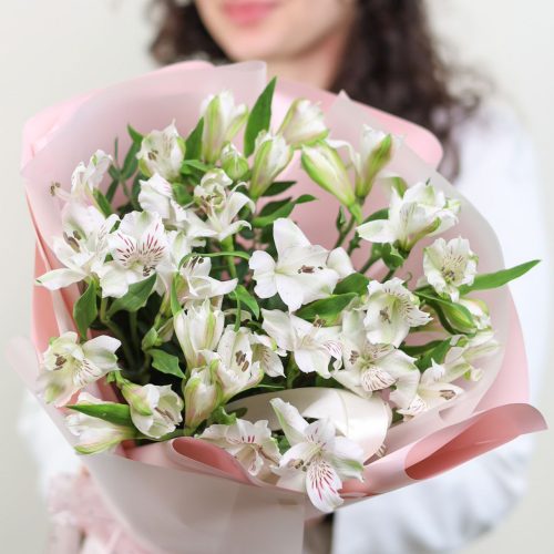 Белоснежный букет стойкой альстромерии