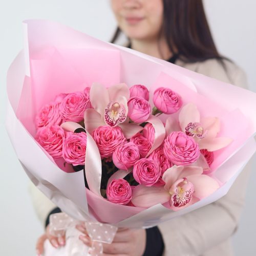 Очаровательный букет пионовидных роз и орхидей