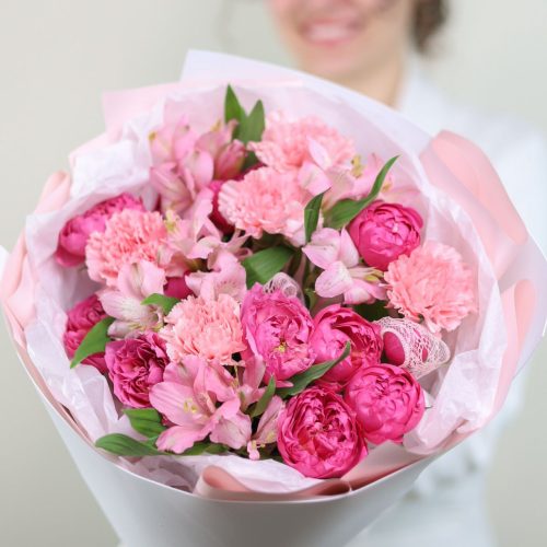 Роскошный букет стойких цветов