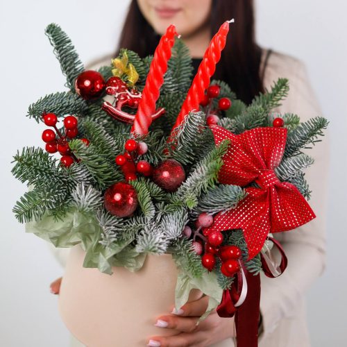 Композиция со свечами и декоративными игрушками