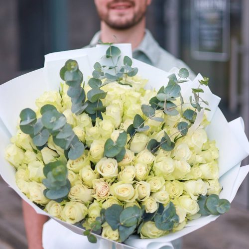 Объёмный букет роз и эвкалипта