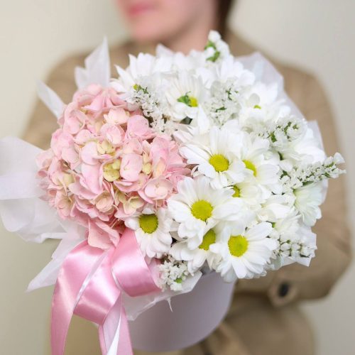 Композиция с пышной гортензией и статицей