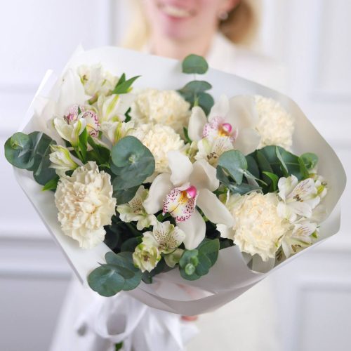 Изящный букет стойких цветов