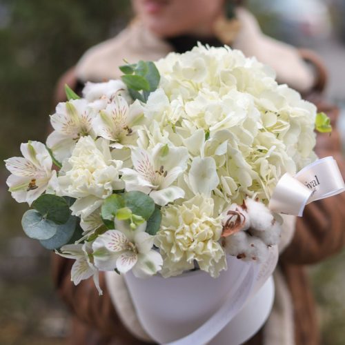 Воздушная композиция с гортензией и натуральным хлопком