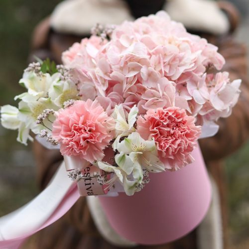 Нежная композиция с пышной гортензией