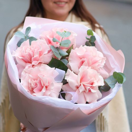 Букет кружевных роз и эвкалипта