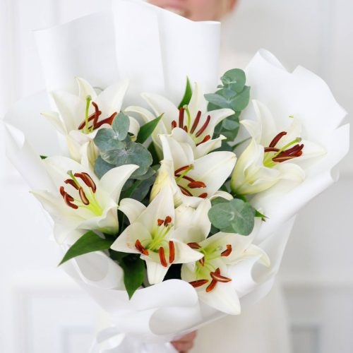 Ароматный букет белоснежных лилий