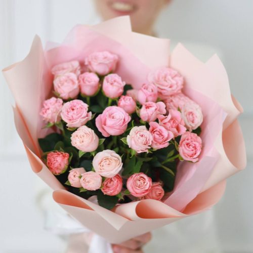 Букет пионовидных кустовых роз