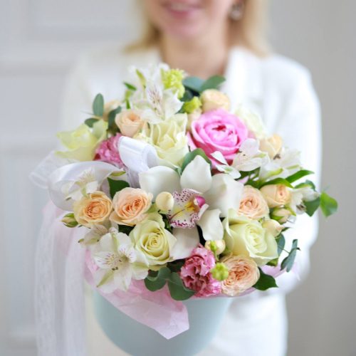 Нежная композиция с розами и орхидеей