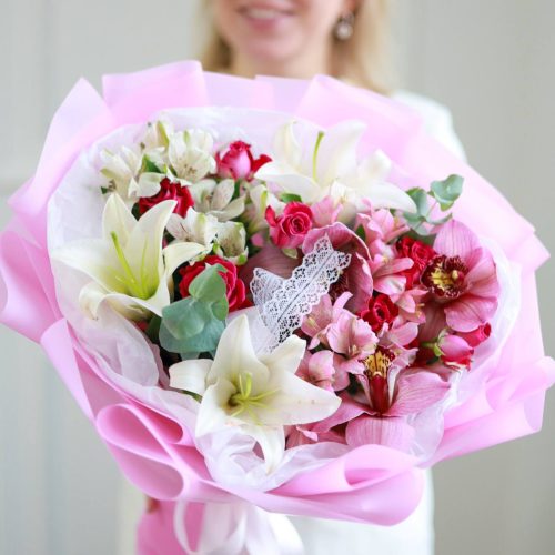 Пышный букет с ароматными лилиями