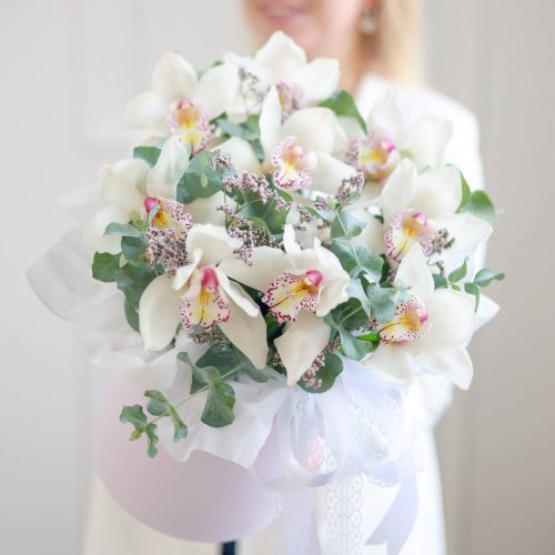 Стойкая композиция очаровательных орхидей