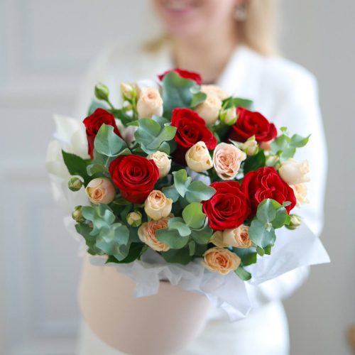 Композиция роз и душистого эвкалипта