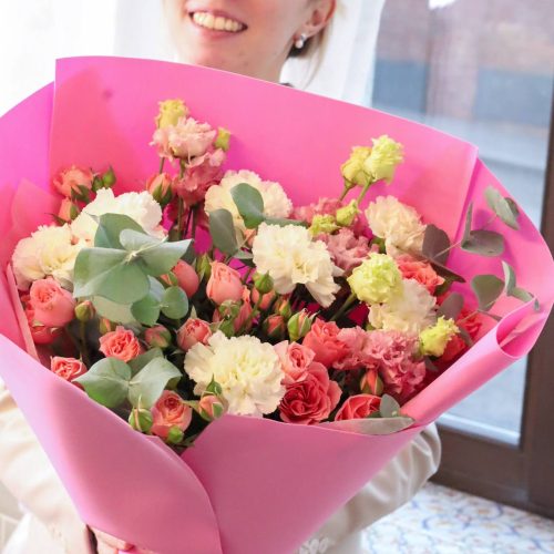 Изумительный букет с ажурной эустомой