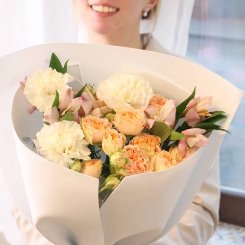 Изящный букет с кустовыми розами