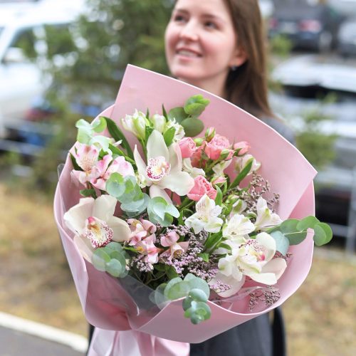 Воздушный стойкий букет с орхидеями