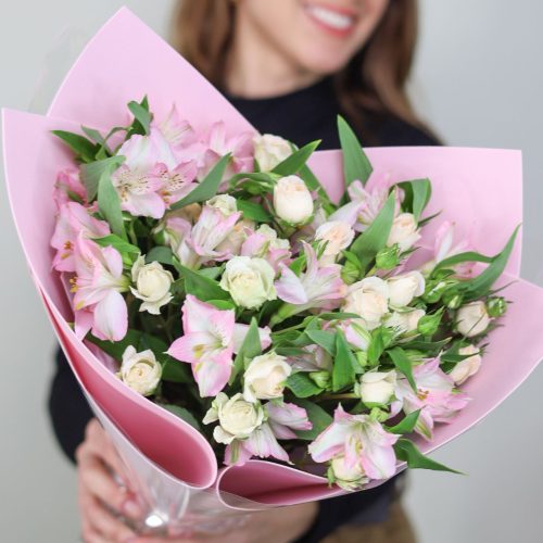 Нежный букет с кустовыми розами