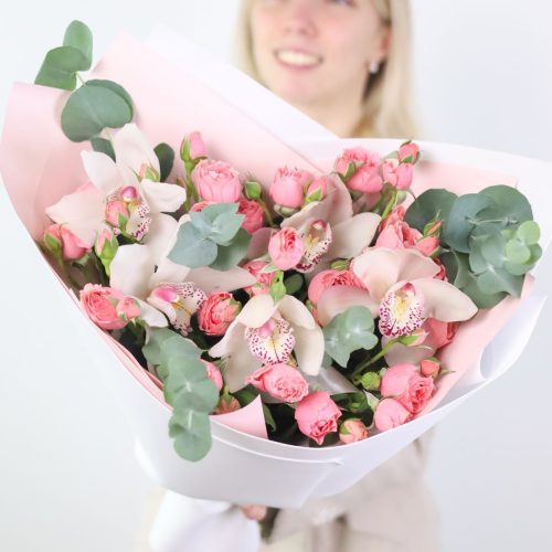 Раскидистый букет с нежной орхидеей