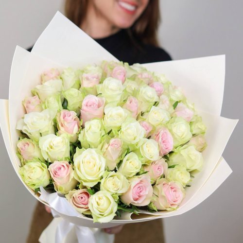 Букет нежных роз в оформлении