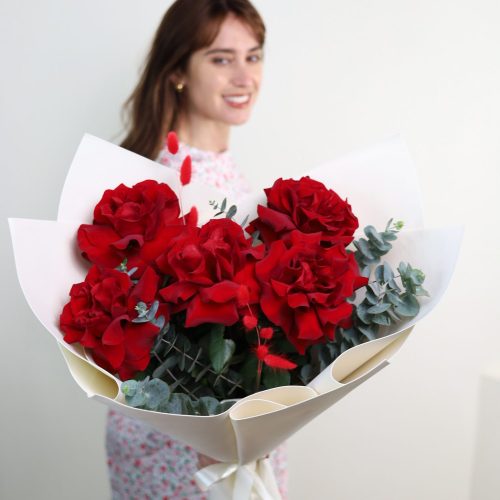 Роскошные бордовые французские розы и эвкалипт