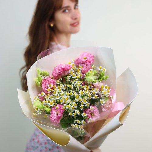 Ароматный и стойкий букет с эустомой и ромашками