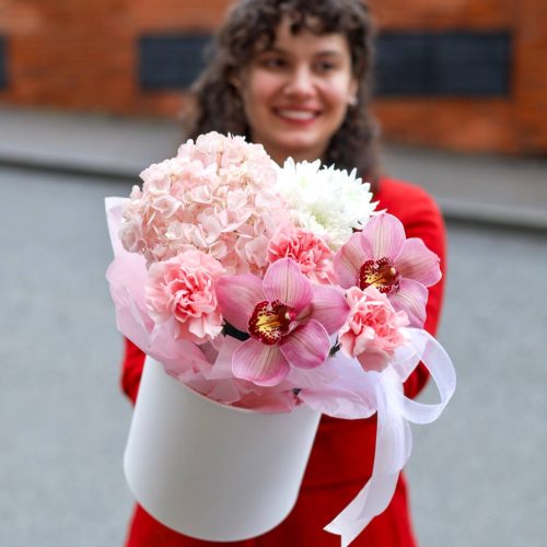 Воздушная композиция с орхидеями и гортензией