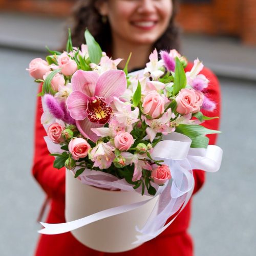 Стойкая композиция с альстромерией