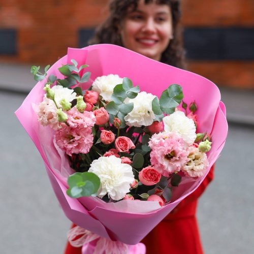 Чудесный букет с ажурной эустомой