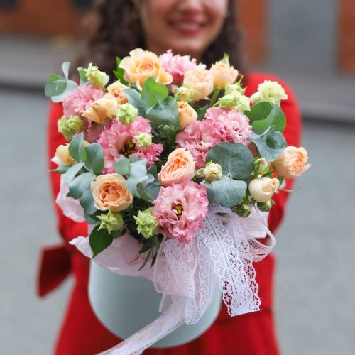 Воздушная композиция с розами и эустомой