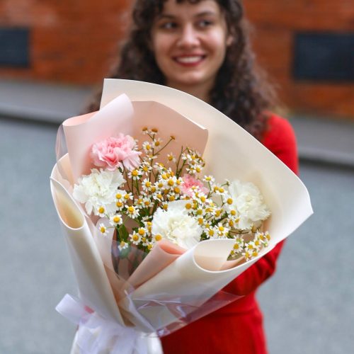 Стойкий букет с диантусами и ромашками