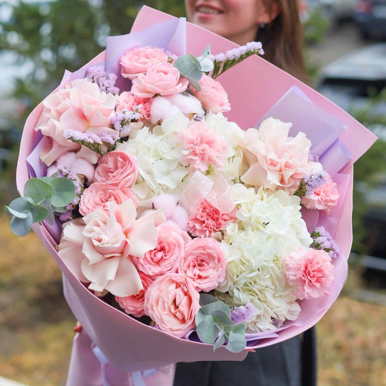 Объемный букет с гортензией и розовыми розами