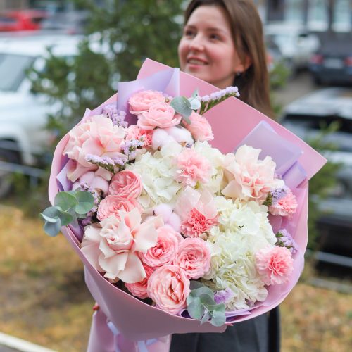 Объемный букет с гортензией и розовыми розами