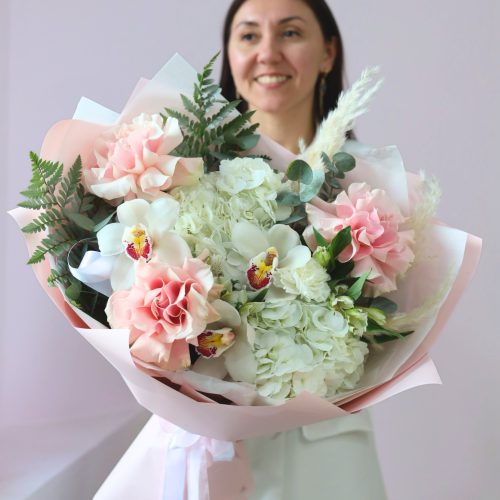 Объемный букет с гортензиями и розовыми розами