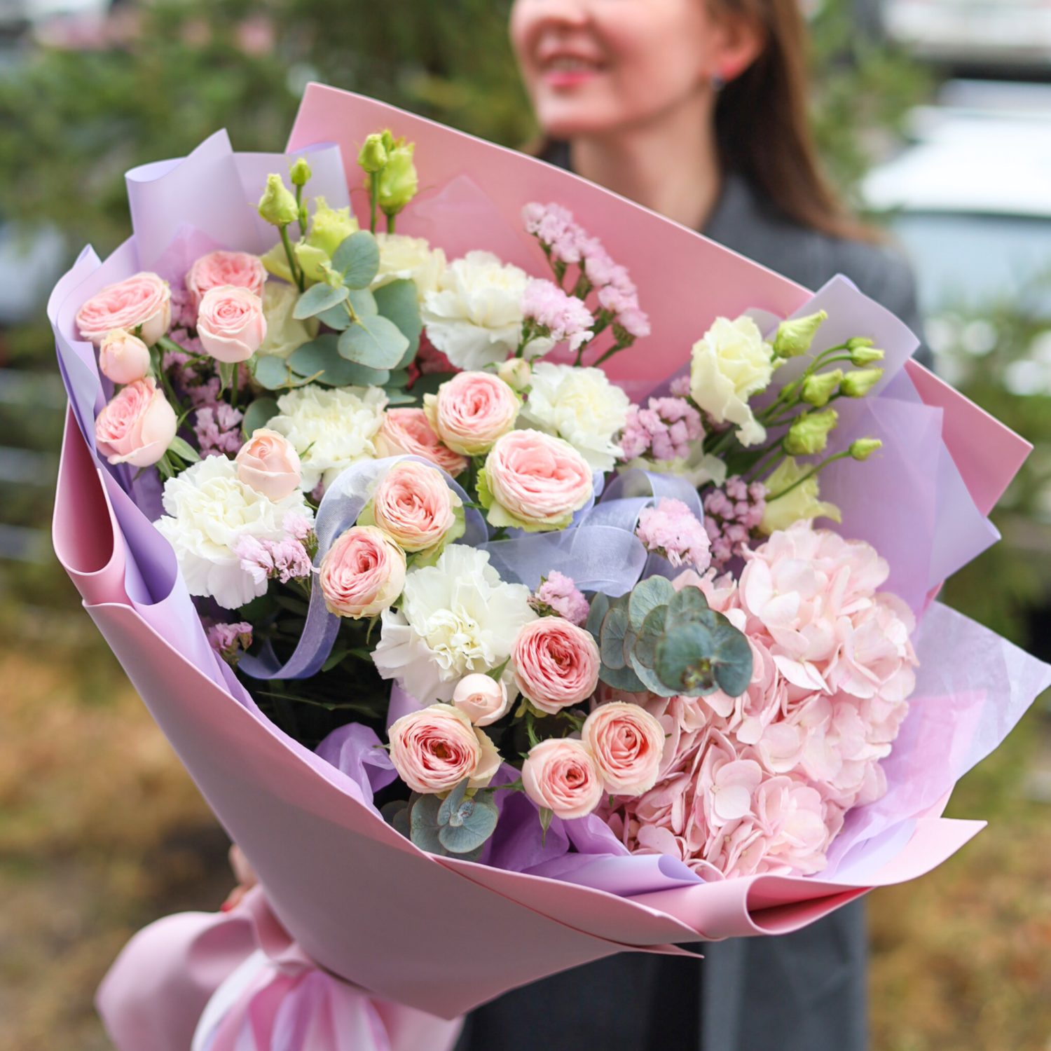 Великолепный букет с пионовидными розами