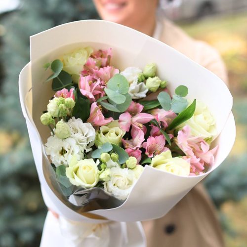Объемный и стойкий букет с эустомой