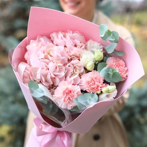Нежный букет с гортензией и диантусами
