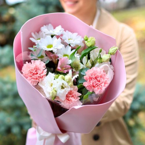 Милый букет эустомы и диантусов