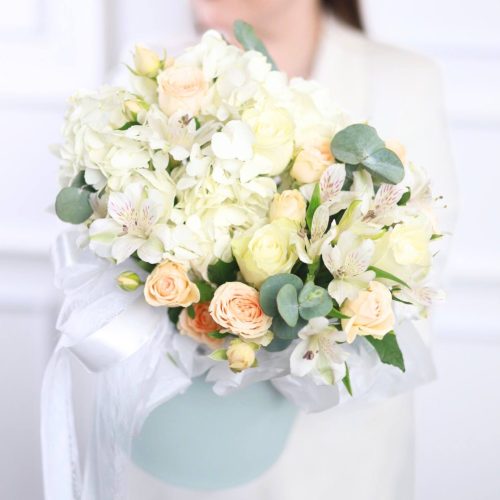 Прекрасная композиция с гортензией в белой гамме