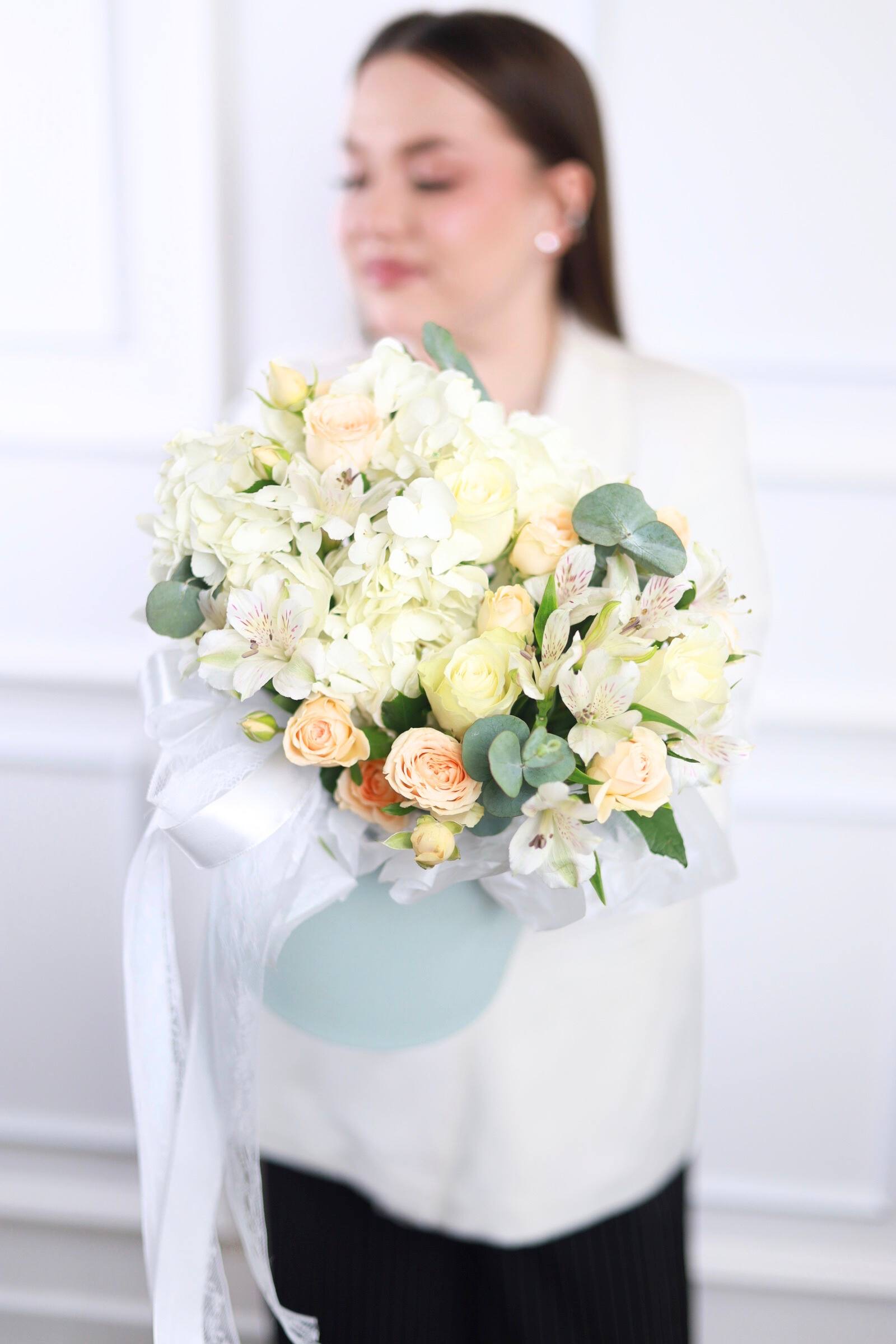 Прекрасная композиция с гортензией в белой гамме — изображение 2