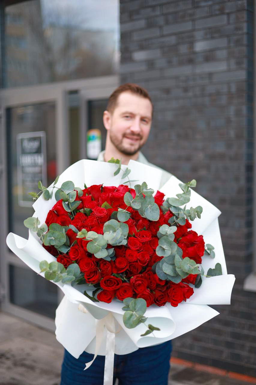 Роскошный букет красных роз с эвкалиптом — изображение 2