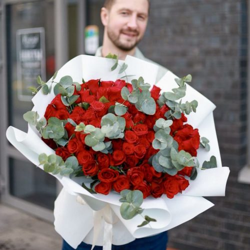 Роскошный букет красных роз с эвкалиптом