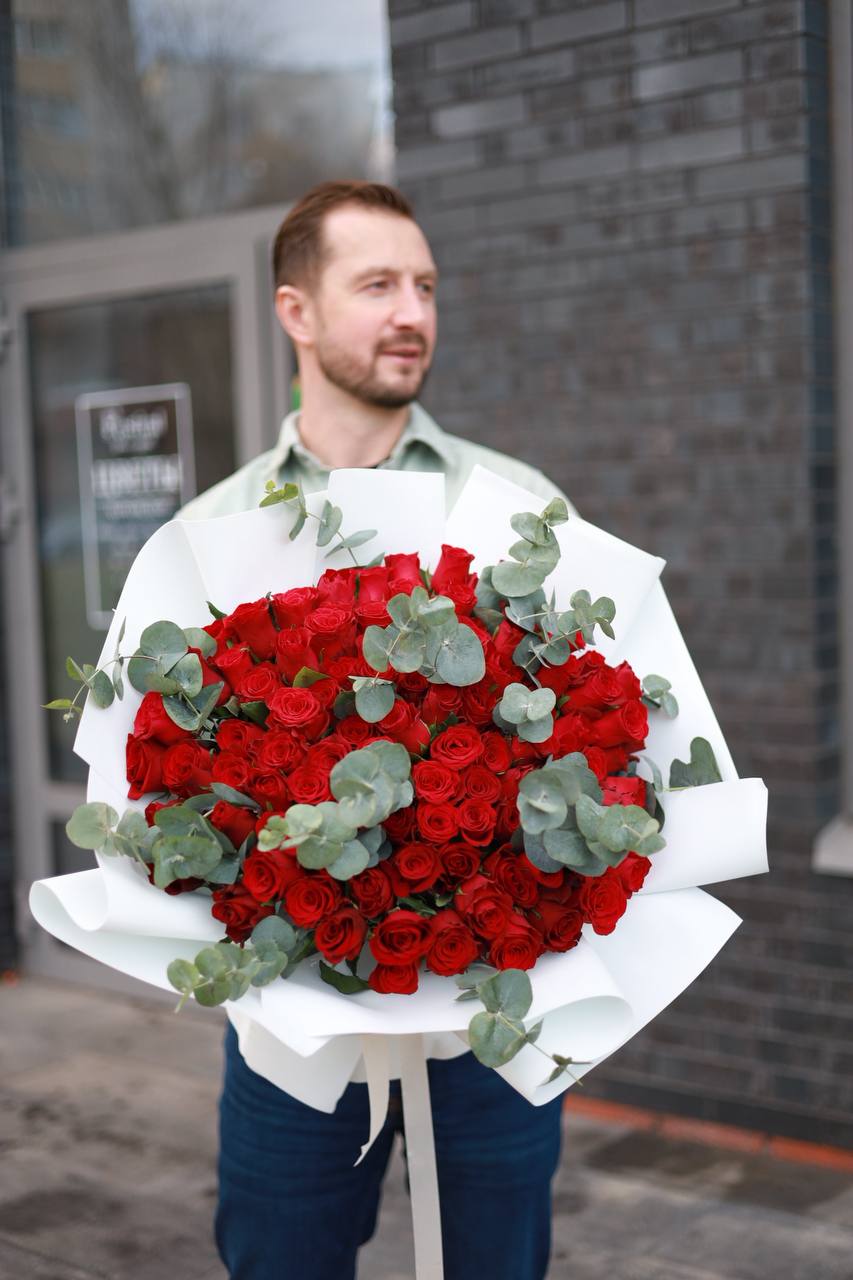 Роскошный букет красных роз с эвкалиптом — изображение 3