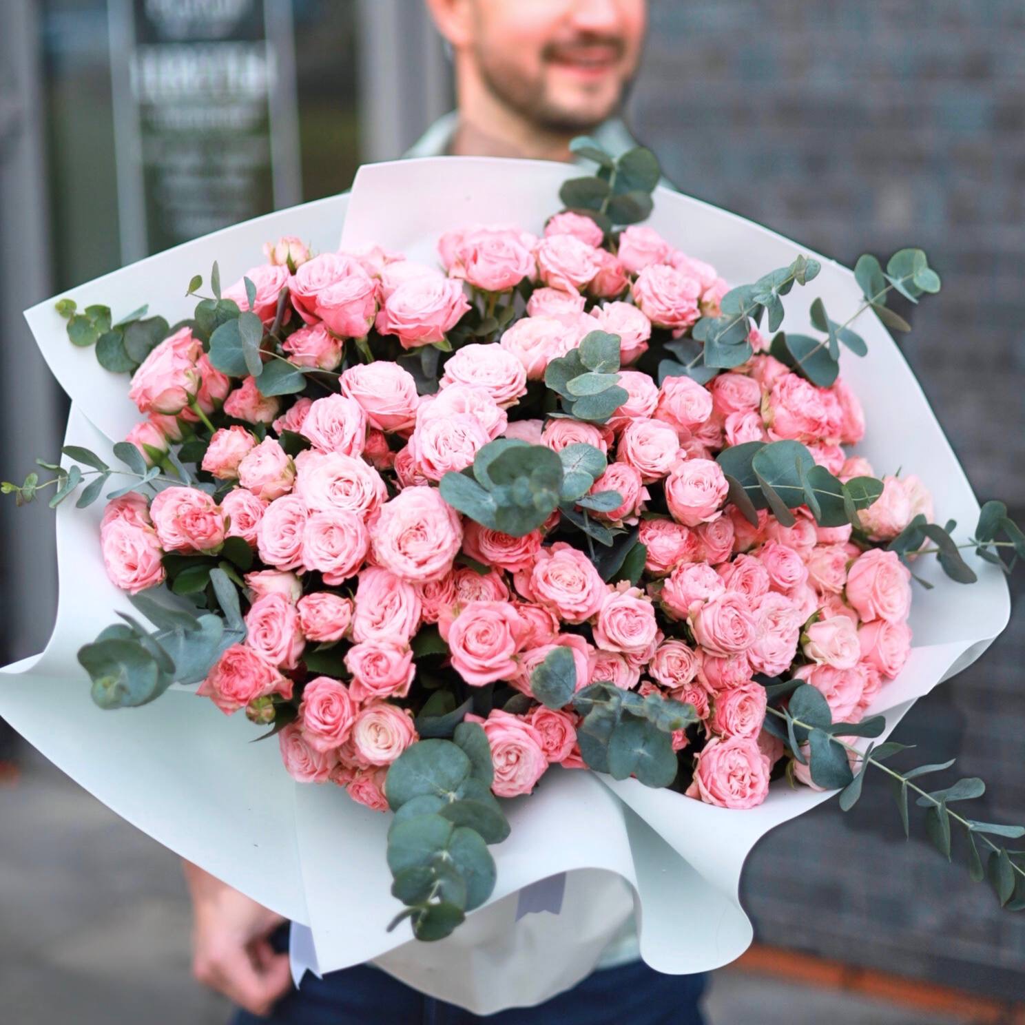 Роскошный букет премиальных кустовых роз