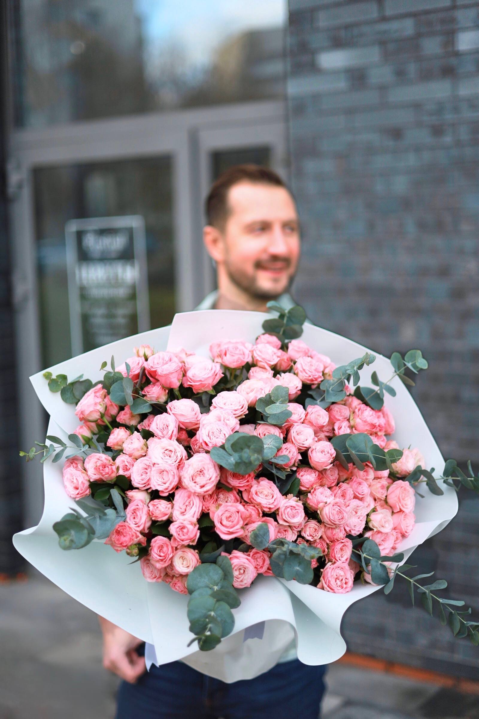 Роскошный букет премиальных кустовых роз — изображение 2