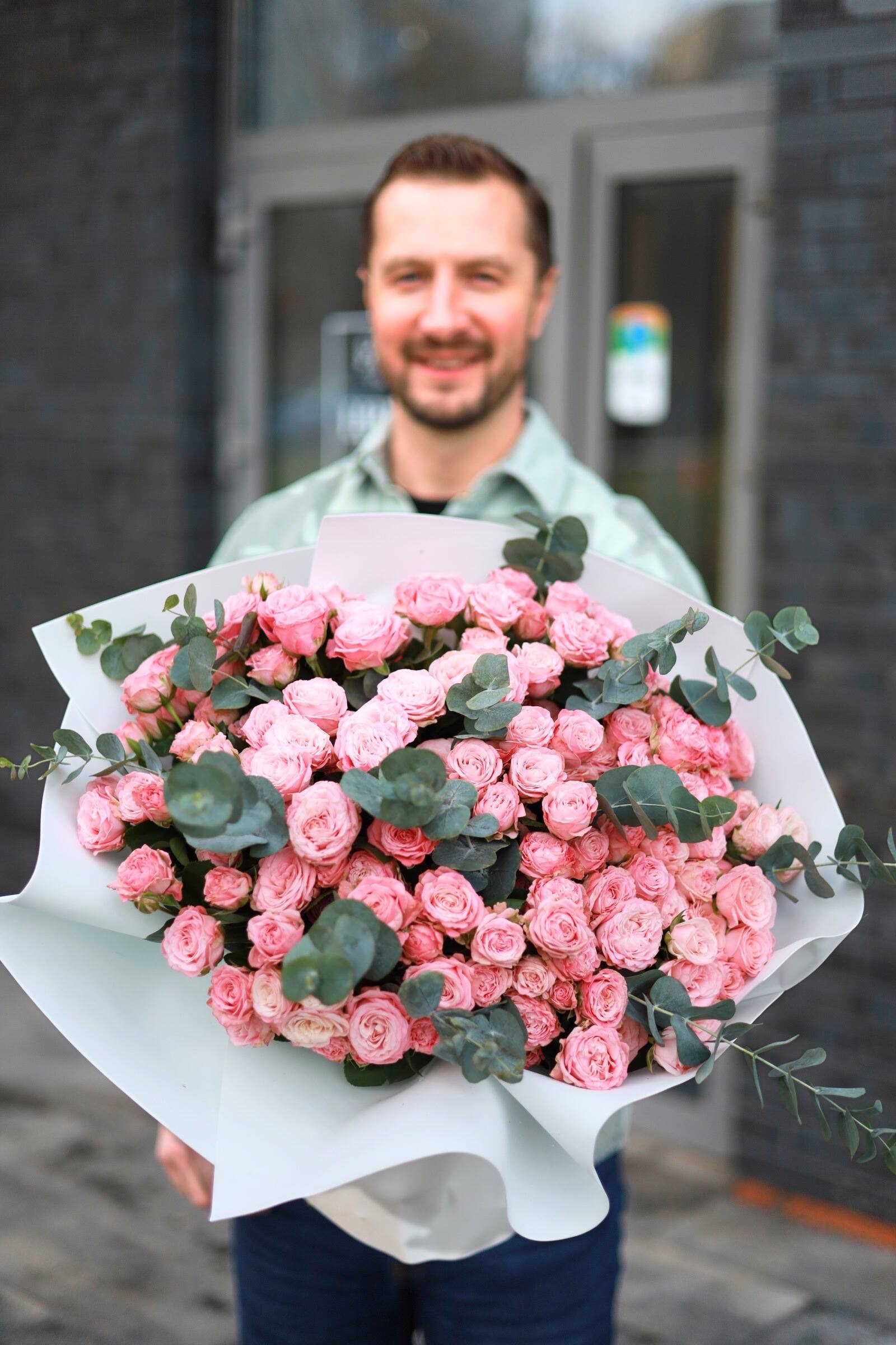 Роскошный букет премиальных кустовых роз — изображение 3